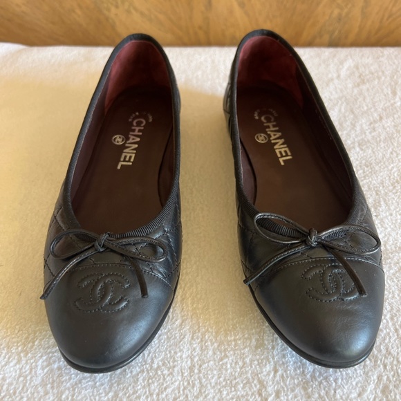 SOLD Already Authentic CHANEL BALLET FLATS
Aged Calfskin
Black
Size 7.5 US - Picture 5 of 15